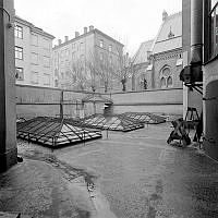 Gården på Birger Jarlsgatan 94, underbyggd, asfalterad med lanterniner.