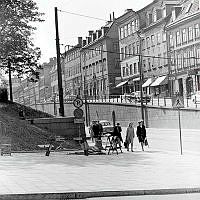 Hörnet Ragvaldsgatan - Hornsgatan sett mot puckeln och kv. Stenbocken, Svalgången.