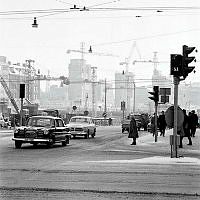 Sveavägen mot kv. Putten och Stormhatten. Göteborgs- och Skandinaviska banken bygger nya kontor.