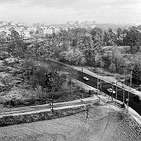 Utsikt mot nordost från Valla gärde över Huddingevägen mot Årsta.
I fonden kvarteren Bolmen, Flåren och Hummeln.