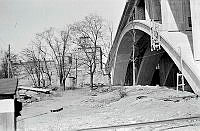 Skanstullsbron under byggnad. I bakgrunden Åhlén & Holms varuhus vid Skanstull.