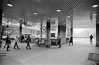 Hörnet Hamngatan - Sergels Torg, rulltrappan och trappan ner till Sergels Torgs nedre plan.