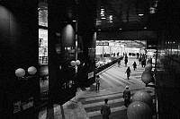 Sergels Torg, rampen (Smedjegången) från Sergelgången upp till Gallerians huvudentré mot Hamngatan.