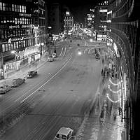 Kungsgatan sedd västerut från Malmskillnadsgatan, i kvällsbelysning.