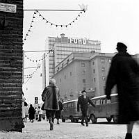 Gatubild från hörnet Sveavägen - Apelbergsgatan mot Konserthuset och Första Hötorgshuset.