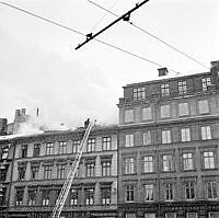 Släckningsarbete på taket till Arvid Nordquist HAB, Biblioteksgatan 27.