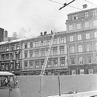 Släckningsarbete på taket till Arvid Nordquist HAB, Biblioteksgatan 27.