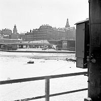 Vy över Riddarfjärdens is mot kv. Överkikaren på Södermalm.