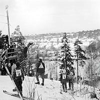 Ungdomstävling i backhoppning i Hemskogen.  Åskådare och tävlande.