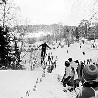 Ungdomstävling i backhoppning i Hemskogen. Publik och tävlande.