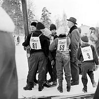 Grupp av tävlande vid foten av skidbacke i Hemskogen.