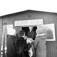 Försäljning av varm korv vid backtävling i Hemskogen.