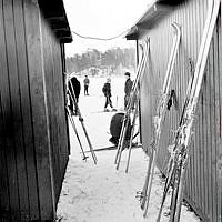 Barn på skidor nedanför skidbacke i Hemskogen.