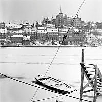 Vy mot Söder Mälarstrand och Mariaberget, över Riddarfjärdens is.