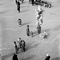 Ballongförsäljare på Hötorget. Fågelperspektiv.