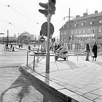 Folkliv vid Tegelbacken. Till höger Kronprinsens stall.