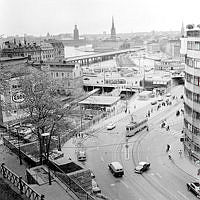 Utsikt över Slussen med spårvagnar och övrig trafik. I bakgrunden Kungsholmen, Riddarholmen och Gamla Stan.