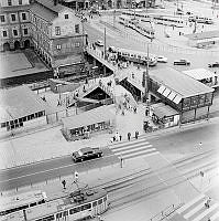 Vy över den ännu ej täckta Slussens T- banestation samt en del av Stadsmuseet. I bakgrunden t.h. Södermalmstorg. Vy från Katarinahissen.