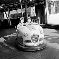 Mats Lindgren och Ingvor Lindgren åker radiobil på Gröna Lund.