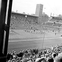 Gymnastikövningarpå Stadion, i förgrunden åskådare på läktaren.