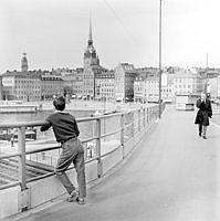 Kornhamnstorg från Slussen. T.v. pojke stående vid räcke.