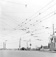 Slussen med nät av luftledningar för spårvagn och trådbuss.