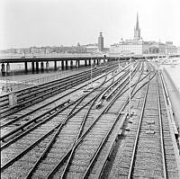 Tunnelbanespår från Slussen mot Gamla Stans T-banestation och Riddarholmen.