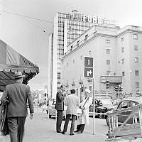 Sveavägen söderut vid Kungsgatan. T.h. Konserthuset. Korvgubbe med låda på magen samt kunder.