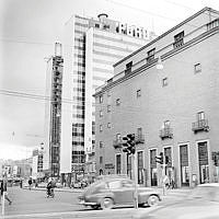 Sveavägen söderut vid Kungsgatan och Konserthuset. I bakgrunden första och andra hötorgshusen.