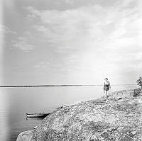 Maud Lindgren på klippa i skärgården.