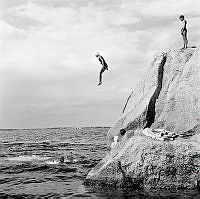 Hopp från klippa ner i havet, skärgården.