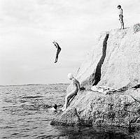 Hopp från klippa ner i havet, skärgården.