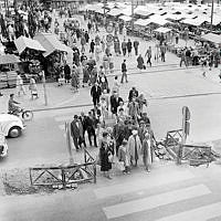 Torghandeln på Hötorget från Kungsgatan. Folksamling på övergångsställe på Kungsgatan.