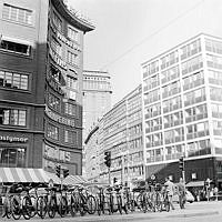 Kungsgatan sedd österut vid Sveavägen. I förgrunden cykelparkering.