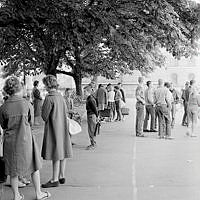 Elever på skolgård. Adolf Fredriks skola.