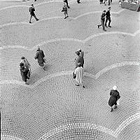 Gående människor på Hötorget i fågelperspektiv.