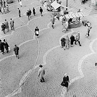 Folkliv och handel på Hötorget i fågelperspektiv.