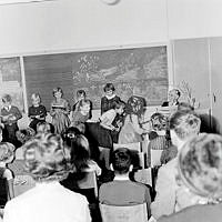 Småskoleklass vid avslutningen inför jullovet i Mariaskolan under ledning av musiklärare Erik Göransson.