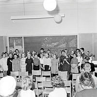 Småskoleklass som sjunger vid avslutningen i Mariaskolan inför jullovet.