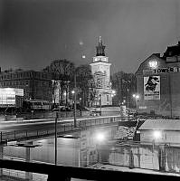 Hornsgatans viadukt över södra stambanan, mot Maria kyrka. Byggnadsarbeten för Stadsförbundet och Sveriges Kreditbank. Kvällstid.