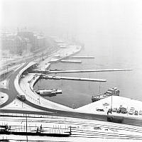 Saltsjörampen mot Skeppsbron. I förgrunden Stadsgården. Längst t.v. Slussen. Fågelperspektiv.