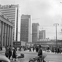 Hötorget söderut från Kungsgatan. Tredje och fjärde höghusen under byggnad. Gående människor.