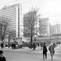 Hötorget sett mot hötorgshusen. Tredje, fjärde och femte höghuset under byggnad. Gående människor.