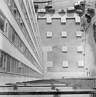 Skattehusets fasad och terrass, fotograferat från fönster högt uppe i byggnaden.