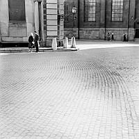 Ungt par i väntan på vaktparaden, Yttre Borggården vid Stockholms slott.