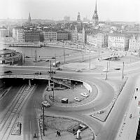 Utsikt över Slussen mot Gamla Stan med Kornhamnstorg, Slussterrassen och Slussplan.