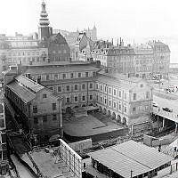 Stadsmuseet och den ännu ej överbyggda tunnelbanestationen vid Slussen. Arbeten pågår på museets gård. I bakgrunden kv. Överkikaren och Jupiter.