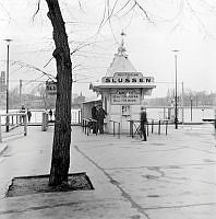 Pollettkiosk vid Allmänna gränd för färjetrafiken Djurgården - Slussen. Skylt med priser.