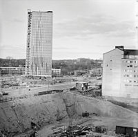 Wenner-Gren Center under byggnad. Grävarbeten i kv. Getingens östra del. I fonden Bellevue.