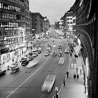 Kungsgatan mot Sveavägen och Hötorget under kvällstid.